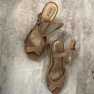 Like new wedge heels